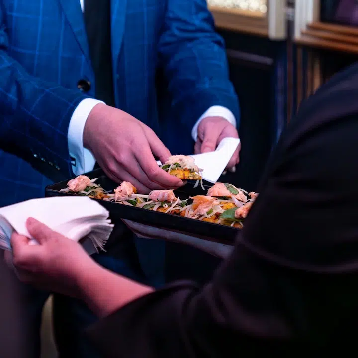Food & beverage waiter