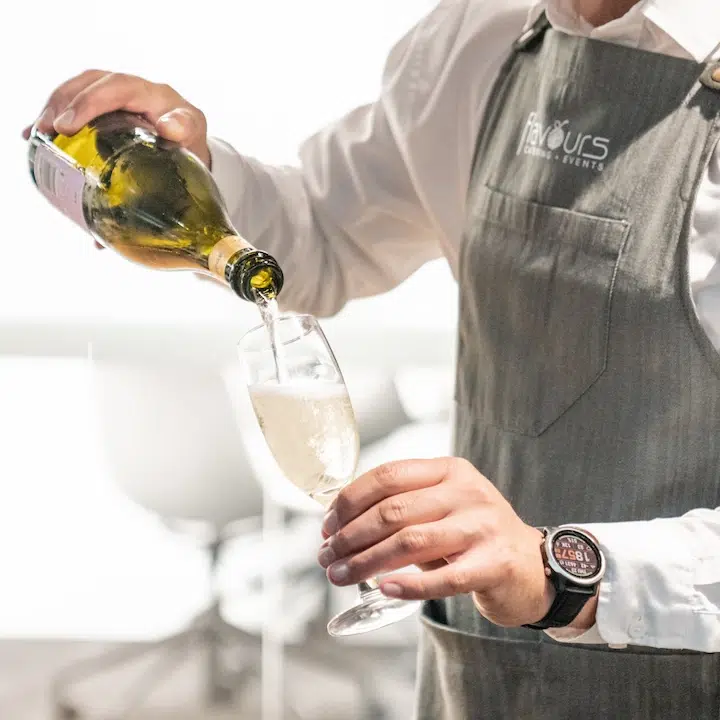 Food & beverage waiter