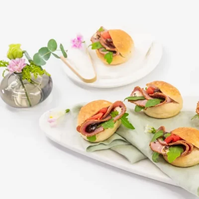 Peppered beef slider, caramalised onion jam, roasted red peppers, rocket, horseradish dressing